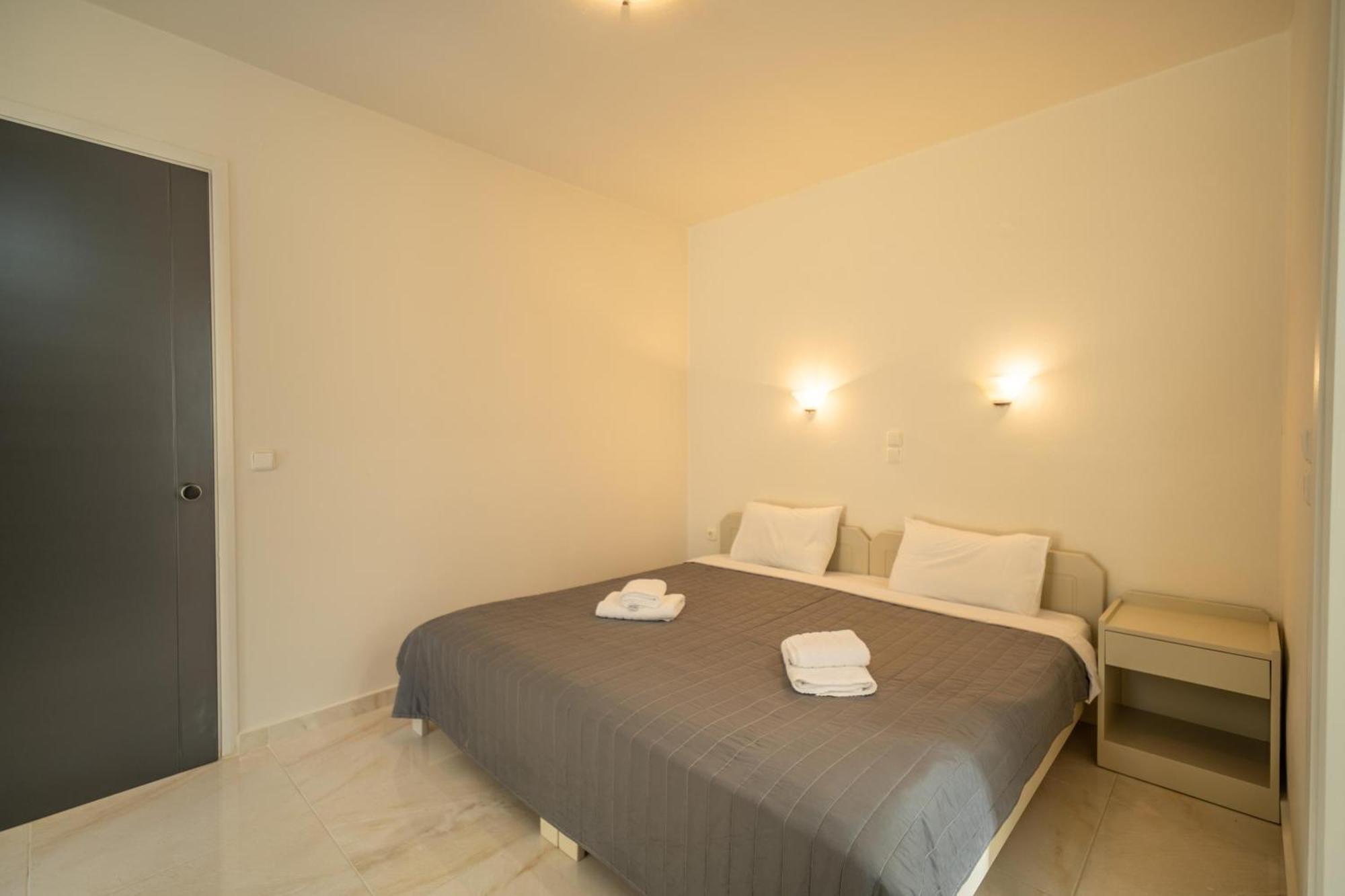 Manos Beachside Apartments Agia Marina  Luaran gambar
