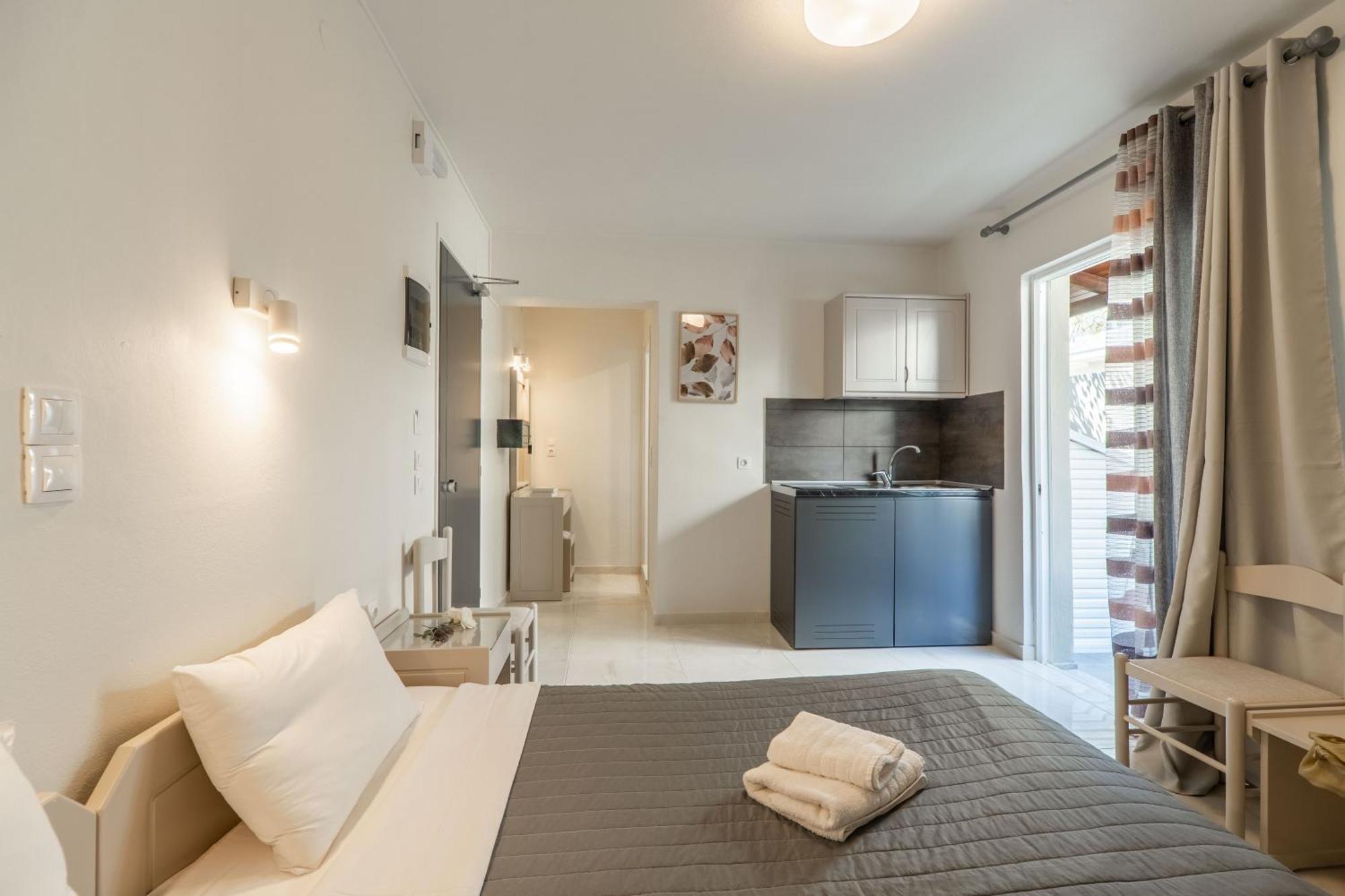 Manos Beachside Apartments Agia Marina  Luaran gambar