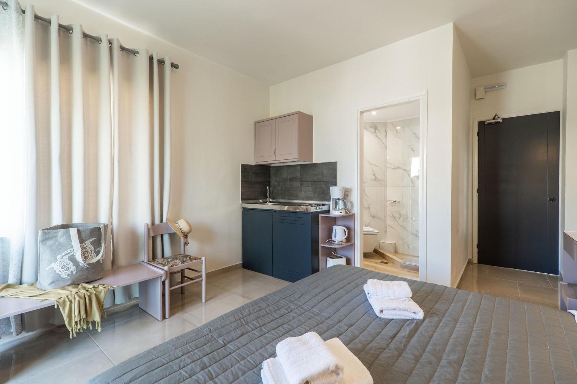 Manos Beachside Apartments Agia Marina  Luaran gambar